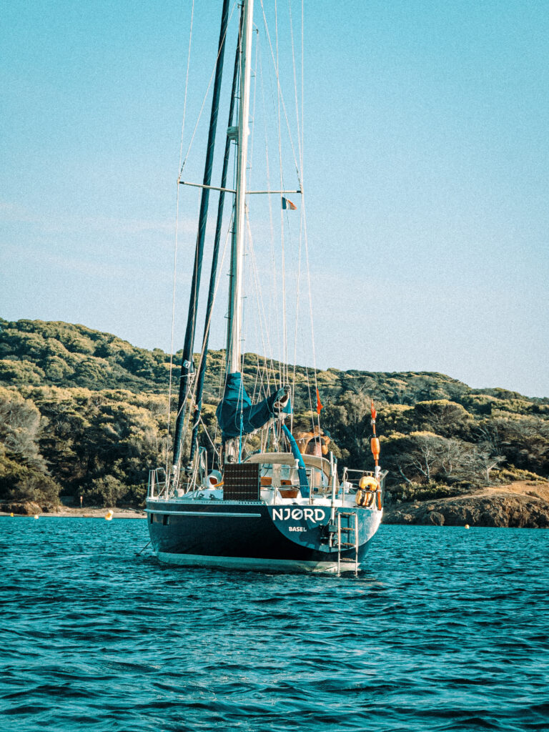 voilier njord au mouillage de dos